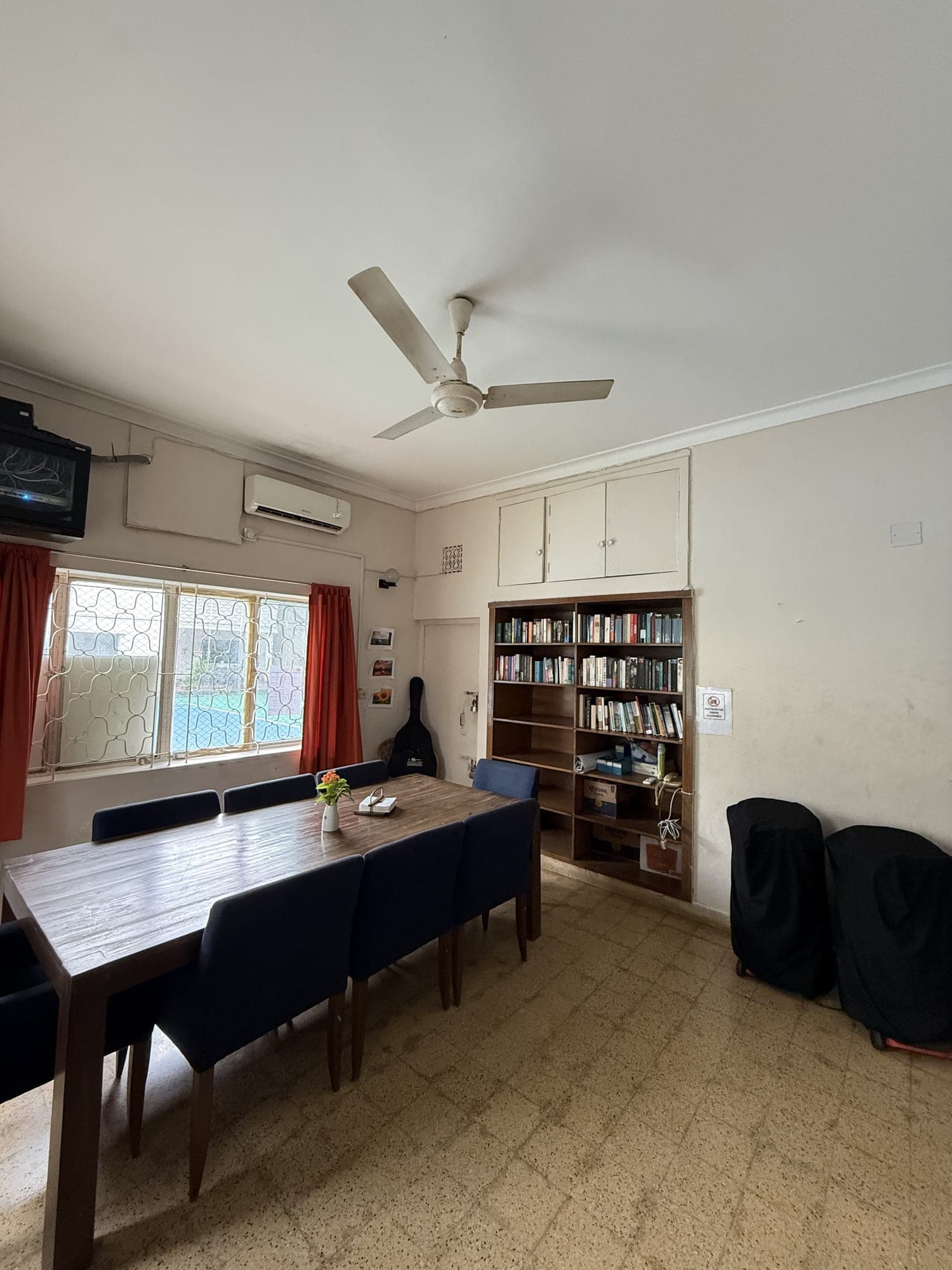 The library and reading room at the Dutch Club